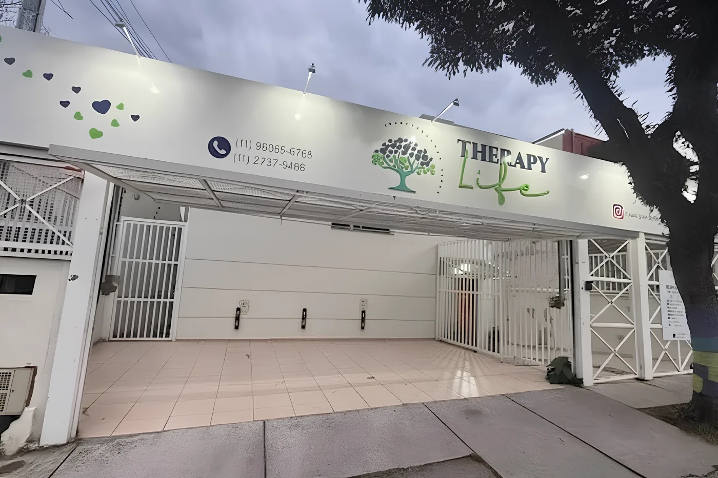 Fachada iluminada da Clínica Therapy Life no Jardim São Paulo