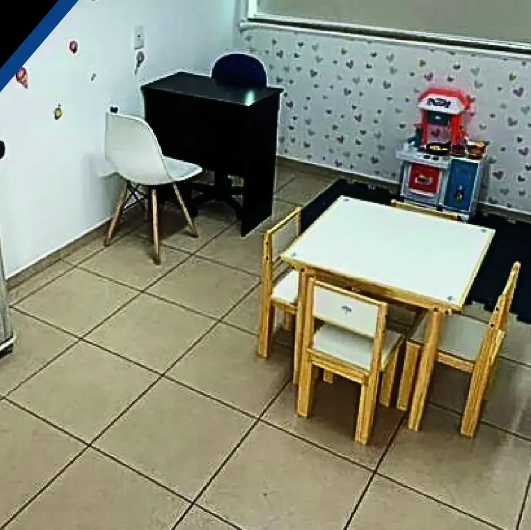 Sala de atendimento com mesa infantil e materiais
