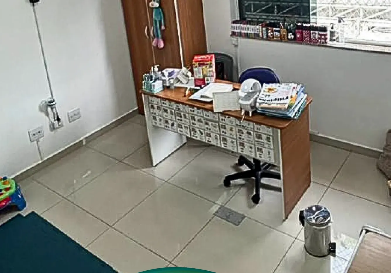 Sala com mesa de trabalho e materiais organizados