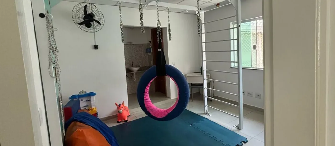 Sala de integração sensorial da Therapy Life com balanço e tatame