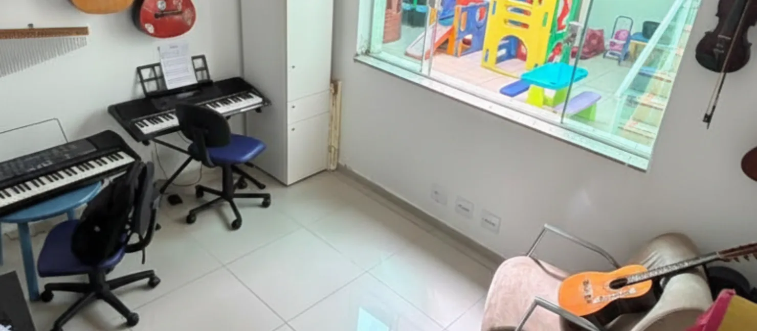 Sala de Musicoterapia da Therapy Life com teclado e violões