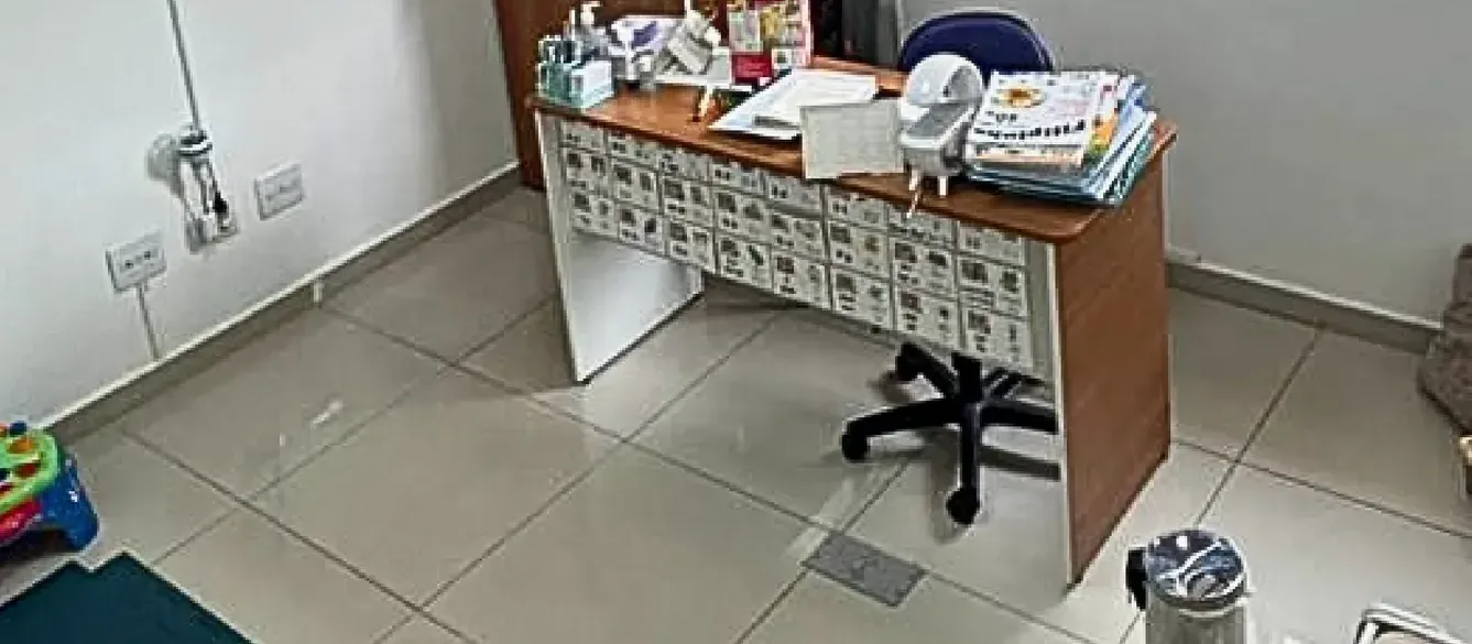Sala de atendimento da Therapy Life com mesa e materiais pedagógicos